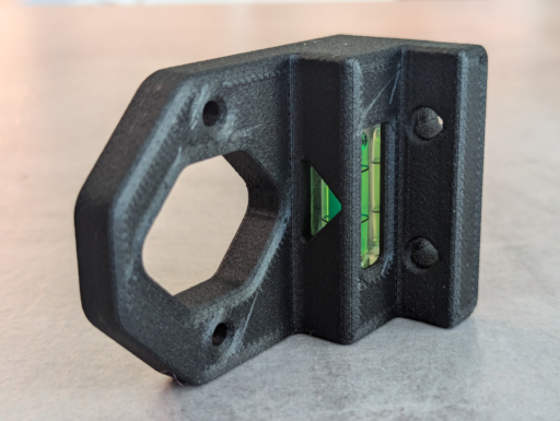 Vaterlibelle integrert i 3D-printet del i PET-CF15