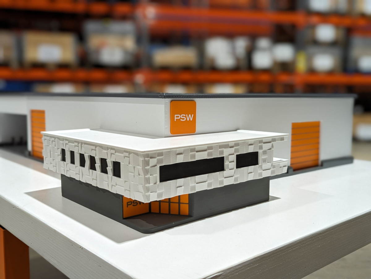Modell i skala 1:100 av PSW-verkstedet på Mongstad, 3D-printet og montert av Norshapes
